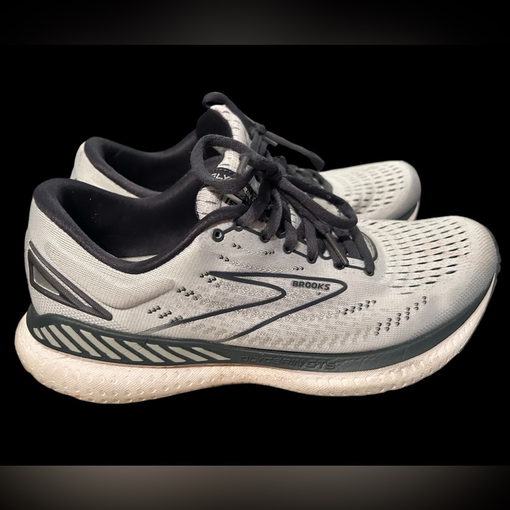 Brooks Sneakers women’s size9 GUC
